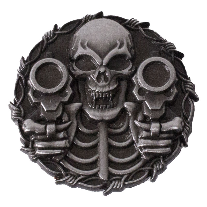 Значка с череп и пистолети