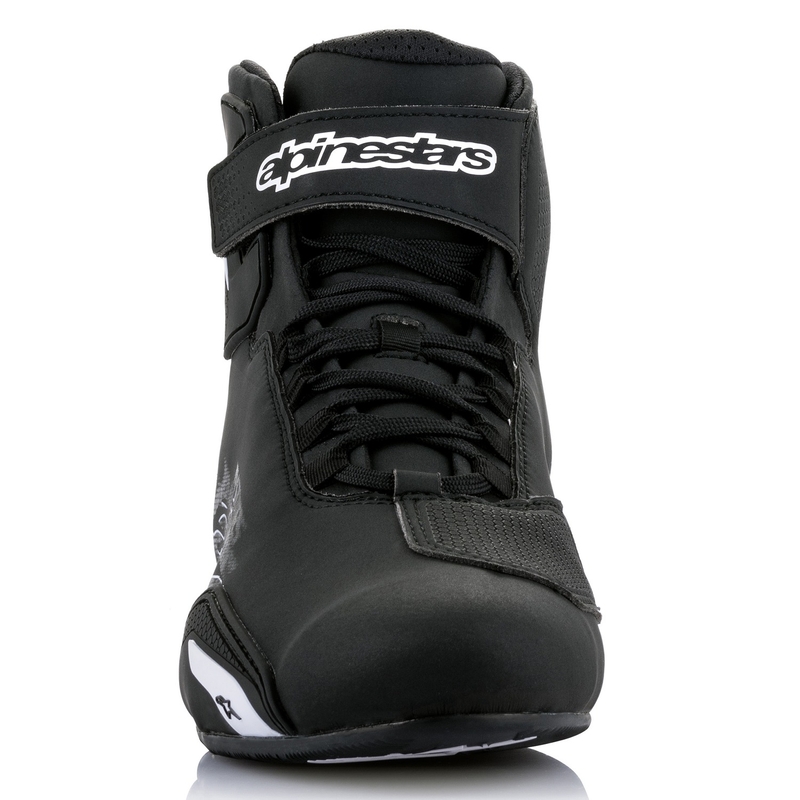 Alpinestars Sector Черно и бяло мотоциклетни ботуши