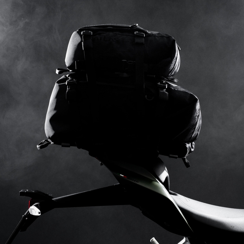 Чанта за пътническа седалка Oxford Atlas T-30 Advanced Tourpack 30 л, черна