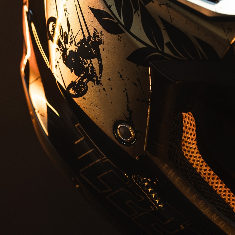 Каска за мотокрос Airoh Aviator 3.0 "TC 222 THE LEGEND" черно-златиста