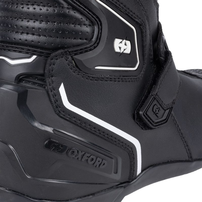 Черни мотоциклетни ботуши Oxford Omega Air Short