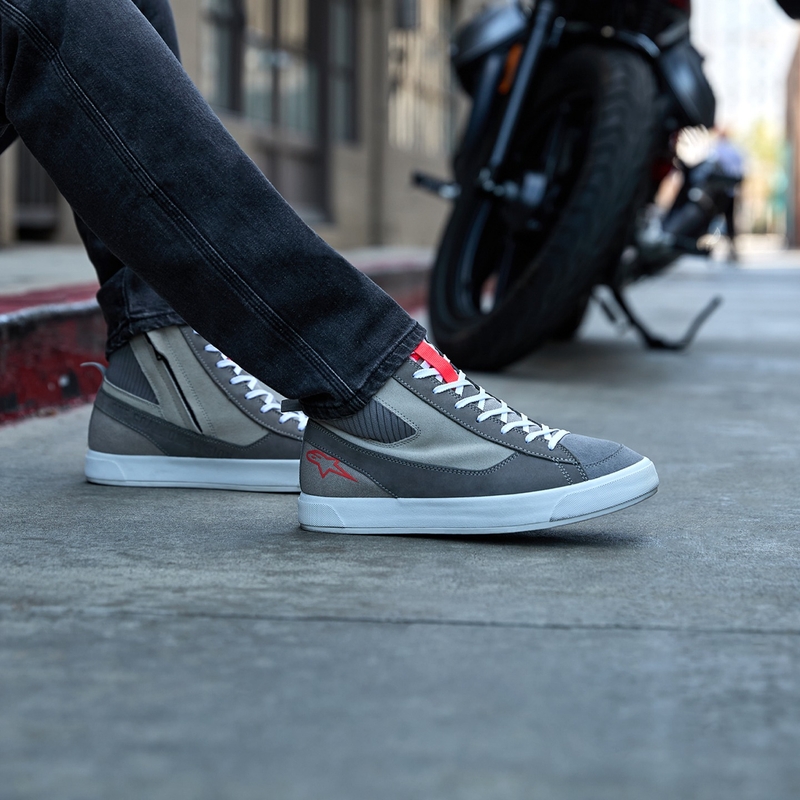 Мотоциклетни ботуши Alpinestars Stated, светло сиво-флуоресцентно червено-бели