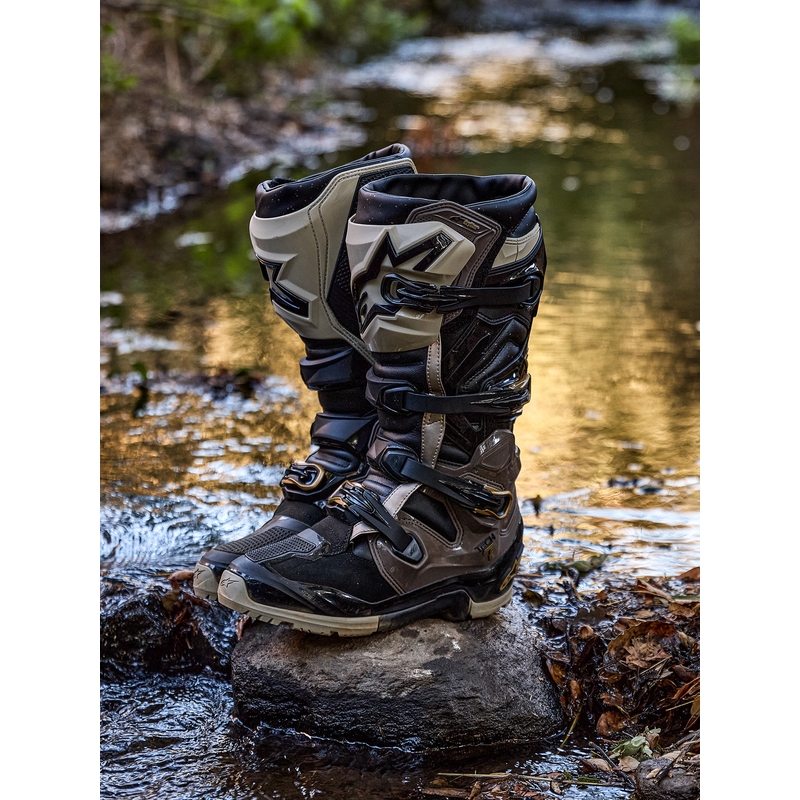 Мотоциклетни ботуши Alpinestars TECH 7 Enduro Drystar, черно-тъмносиво-златни