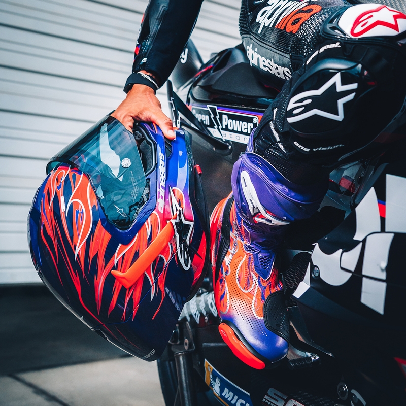Alpinestars Supertech R-10 Flyte мотоциклетна каска с пълно лице, лимитирана серия Jorge Martin, лилаво-червена