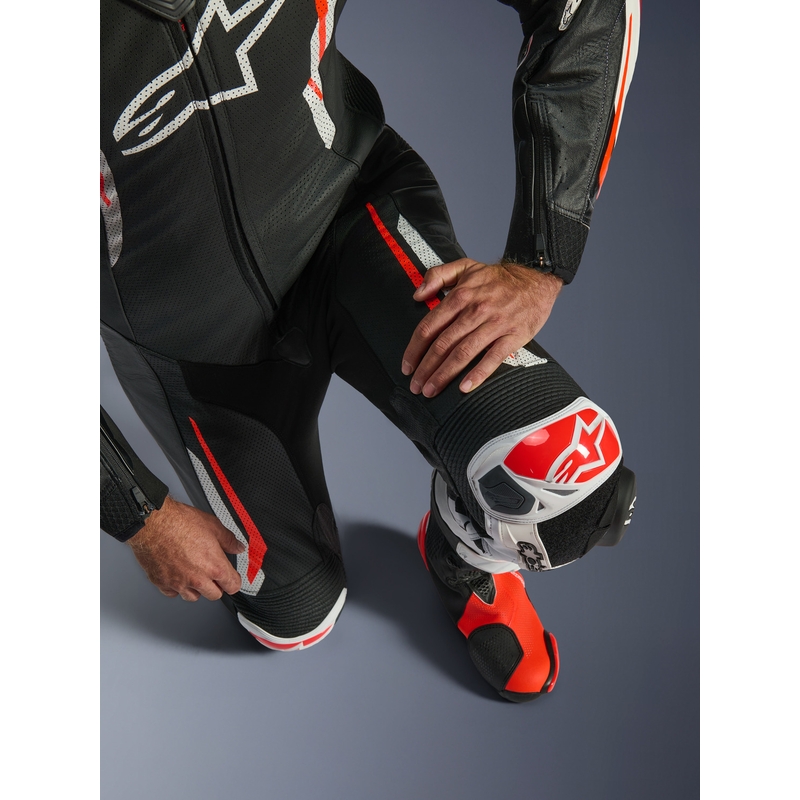 Кожен мотоциклетен костюм Alpinestars GP TECH V5, черно-бяло-флуоресцентно червено
